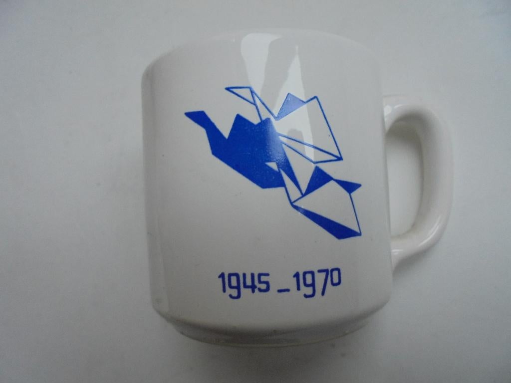 Beker 1970 25 jaar bevrijding retro (K-BKO-126), Verzamelen, Ophalen of Verzenden, Overige soorten, Nederland, Overige typen