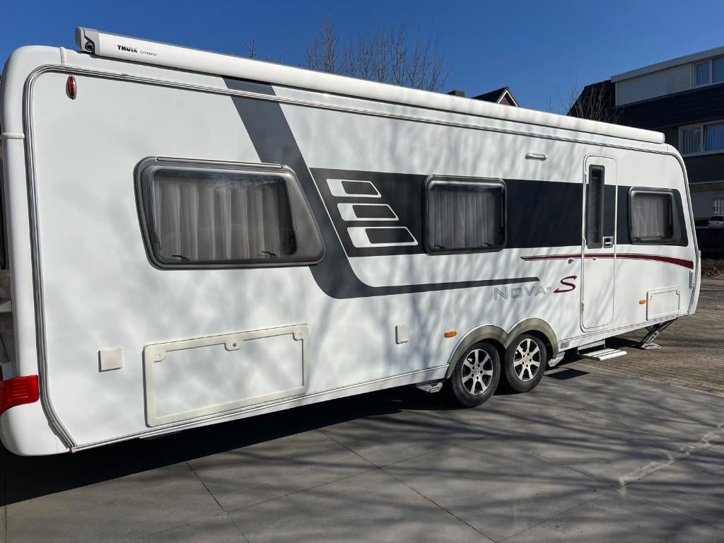 Eriba Nova S 690, Rondzit, Eriba, Vast bed, 100 kg of meer