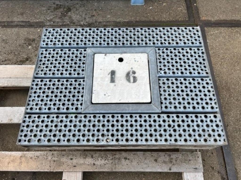 2049. Rooster met deksel / put / grondput / afsluiter, Ophalen, Gebruikt