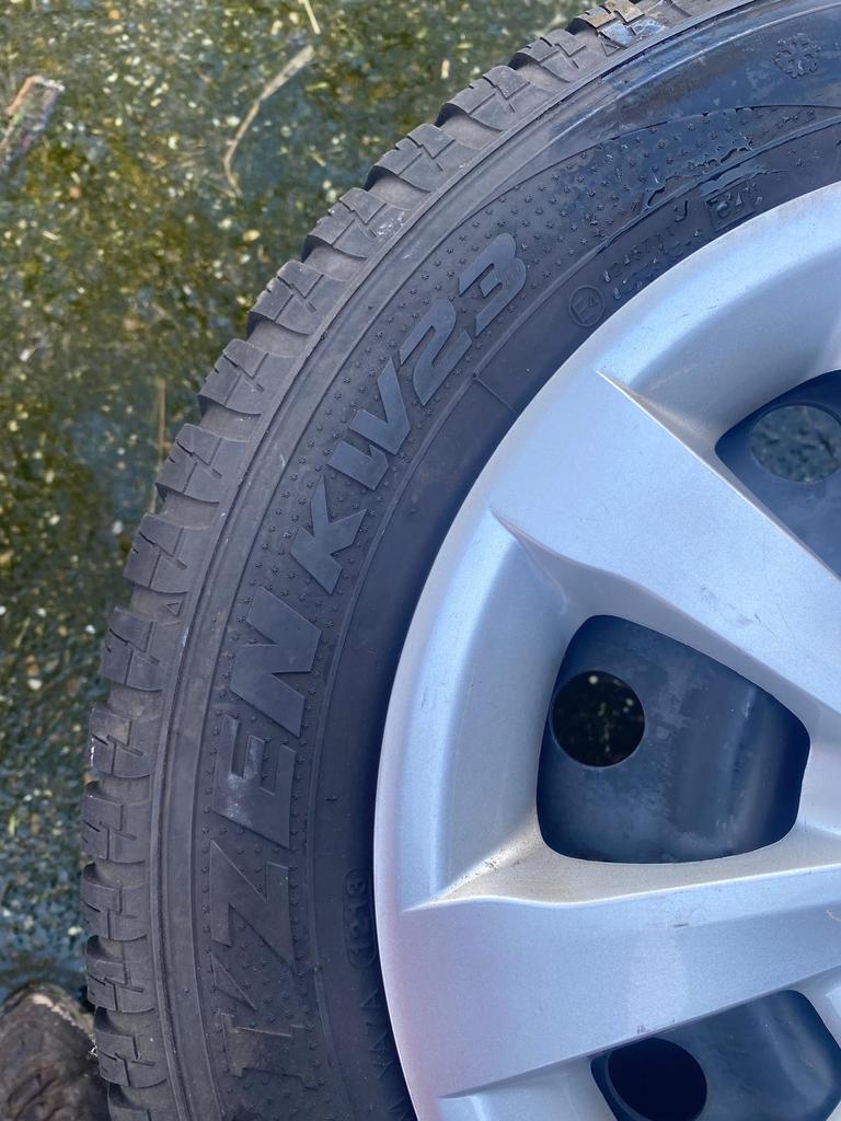 Kia winter Velgen met Banden en Doppen - Complete Set, Auto-onderdelen, Banden en Velgen, Gebruikt, 15 inch, Banden en Velgen