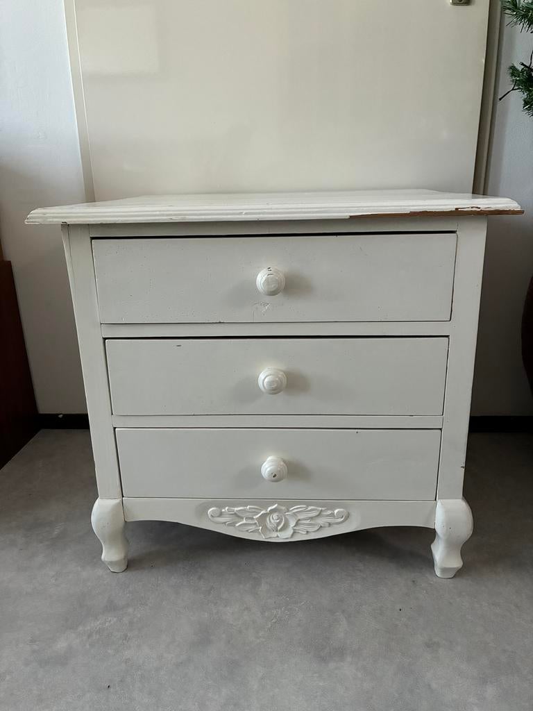 Wit brocante kastje van massief grenen met 3 lades, Antiek en Kunst, Ophalen of Verzenden