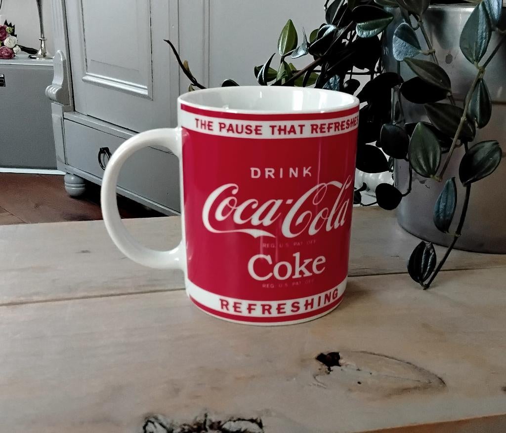 Beker - mok - Coca Cola, Gebruikt, Keramiek, Ophalen of Verzenden, Overige stijlen