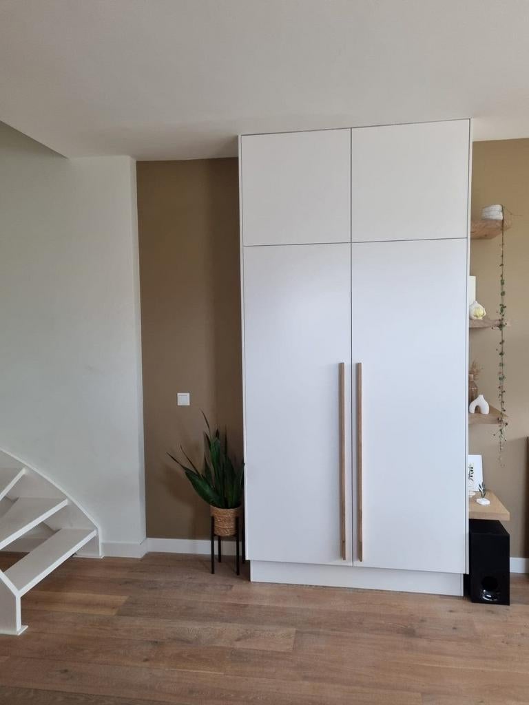 Plafond hoge kast met ingebouwd eiken bureau