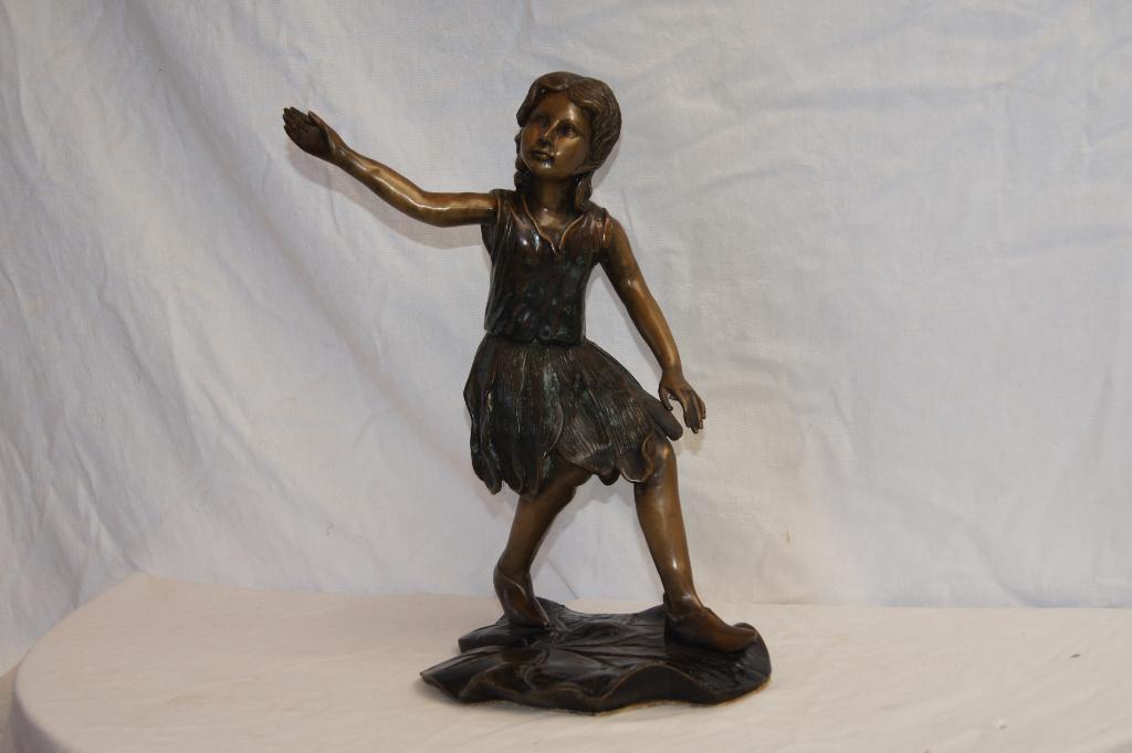 Meisje staand op een blad  ( Brons, Antiek en Kunst, Ophalen of Verzenden