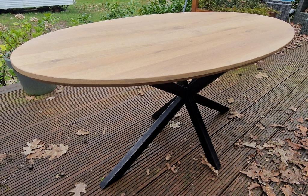 Prachtige ovalen tafel van mangohout met stalen poot., Huis en Inrichting, Tafels | Eettafels, Stijlvol, Zo goed als nieuw, 150 tot 200 cm
