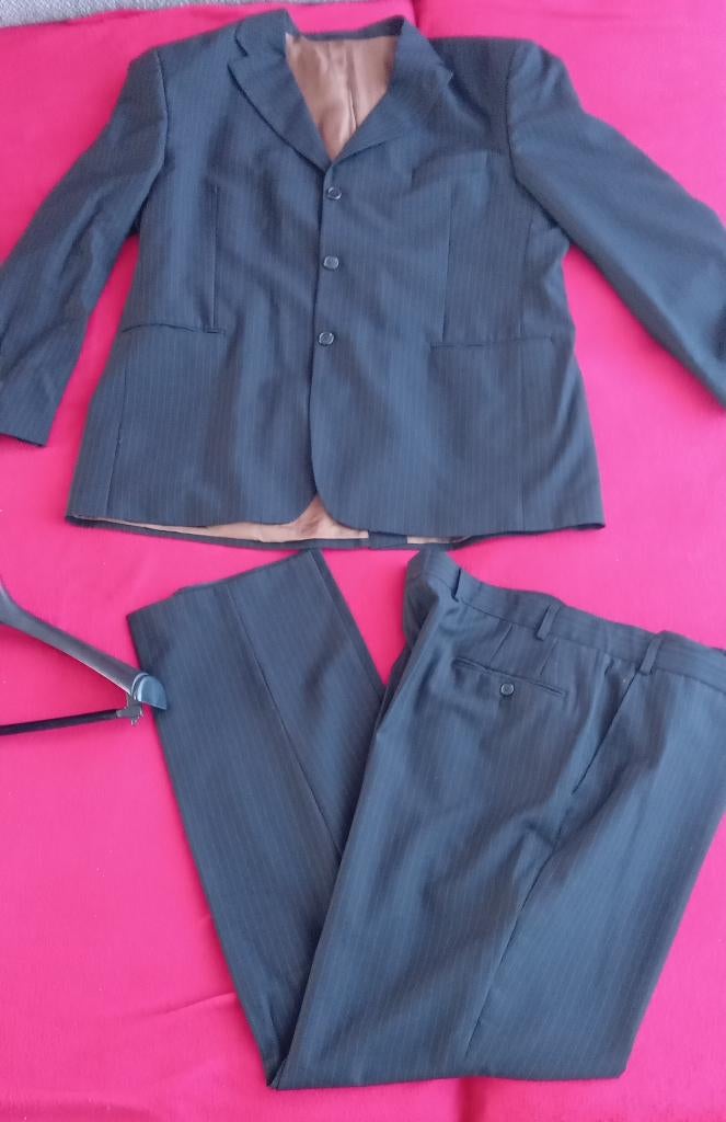 Prachtig 2-delig kostuum Design donkerblauw krijtstreep m 60, Ophalen of Verzenden, Zo goed als nieuw, Blauw, Broek of Spijkerbroek