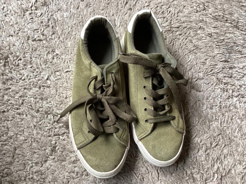 Sneakers maat 39 in goede staat voor, € 10, Ophalen of Verzenden, Zo goed als nieuw, Sneakers of Gympen