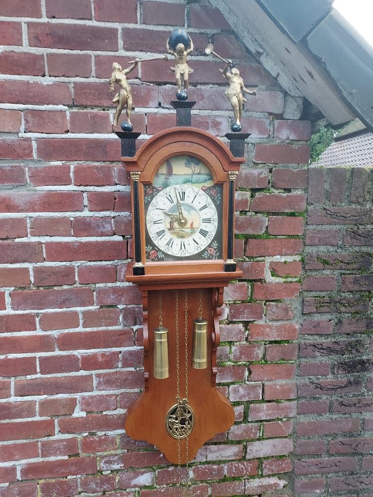 Friese staartklok, kantoortje in meekrab kast met beelden., Ophalen