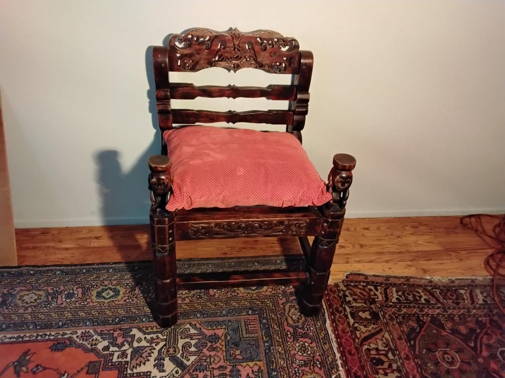 GROTE OPPERHOOFDSTOEL UIT INDONESIË OUD uit BORNEO., Ophalen