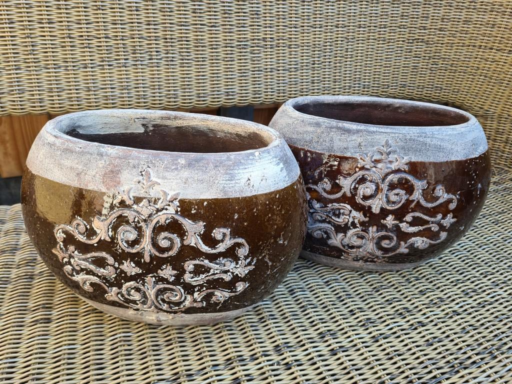 Twee mooie landelijke bloempotten, Ophalen, Steen, Rond, Zo goed als nieuw