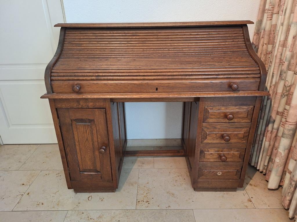 Bureau met rolluik en slot, Ophalen