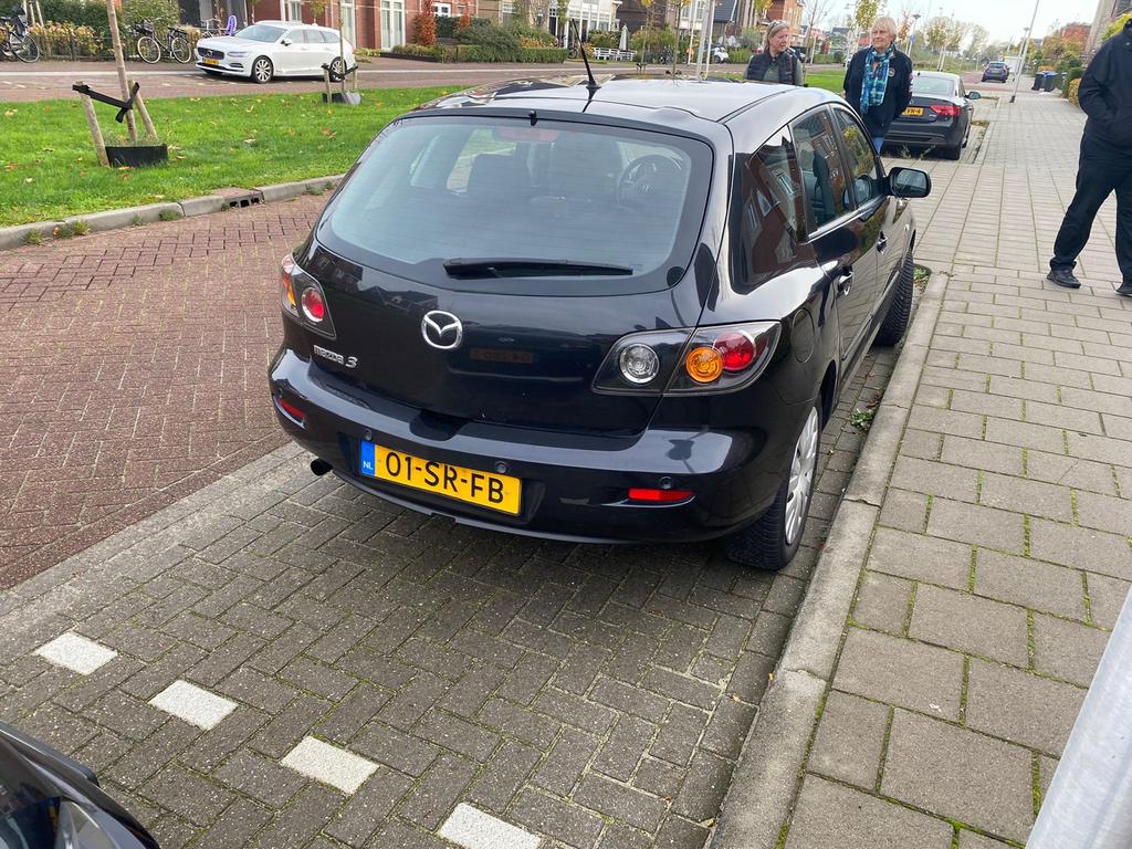 Mazda 3 Automaat 1.6 | APK 2027 | Nieuwe banden | Perfect, Auto's, 4 cilinders, Zwart, Origineel Nederlands, 1200 kg