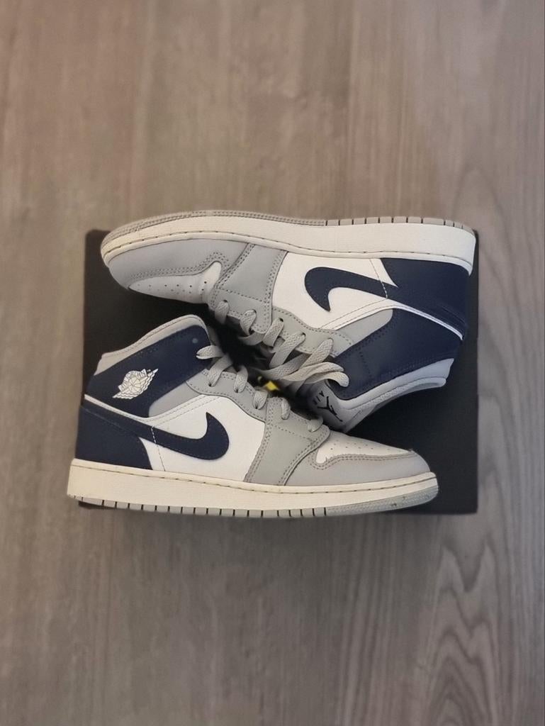 Air Jordan 1 Mid 'Wolf Grey & Midnight Navy' - Size 38.5, Overige kleuren, Ophalen of Verzenden, Sneakers of Gympen, Gedragen