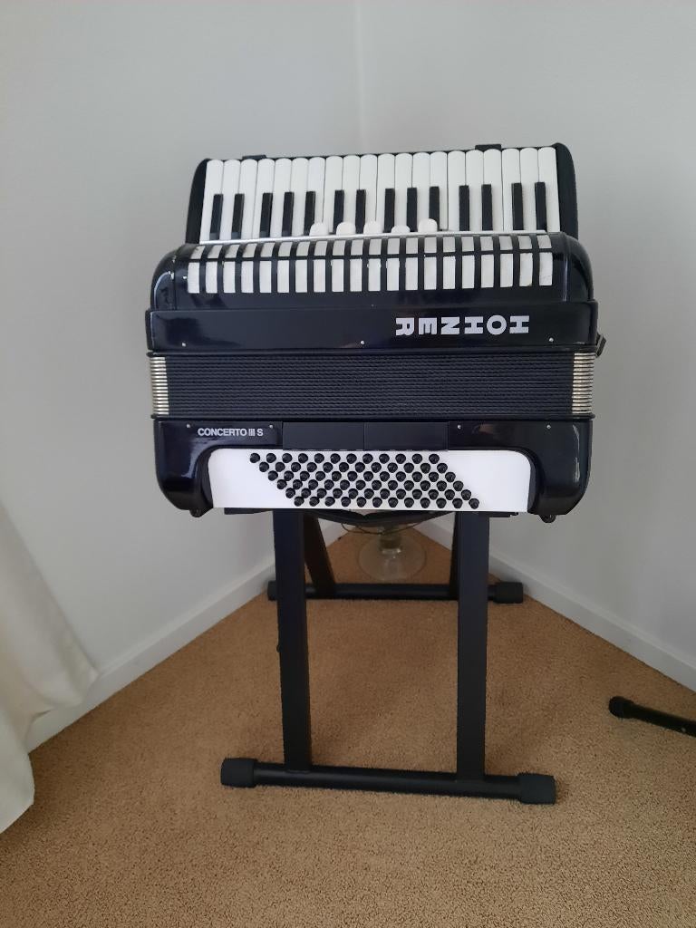 HOHNER CONCERTO III S ACCORDEON > ZWART-WIT, Muziek en Instrumenten, Ophalen, Gebruikt, 72-bas, Met koffer