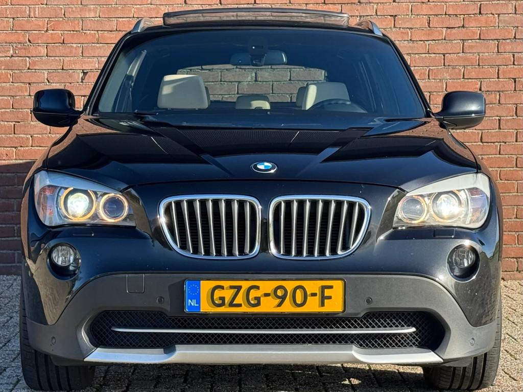 BMW X1 xDrive23d EXECUTIVE | LEDER! | PANODAK! | NAVI-PROF!, Auto's, Euro 5, 4 cilinders, 2000 kg, Zwart