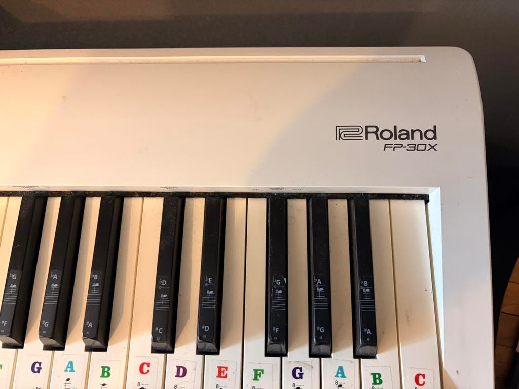 Roland FP-30X | Met houten standaard + stoel+pedalen, Muziek en Instrumenten, Ophalen, Zo goed als nieuw