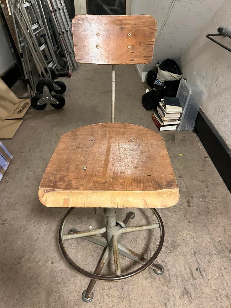 Houten stoel, Ophalen