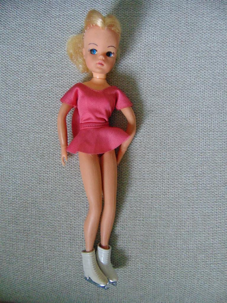 Mooie Sindy in schaats tenu 2 GEN 1077 en 033055X, Ophalen of Verzenden, Gebruikt, Pop