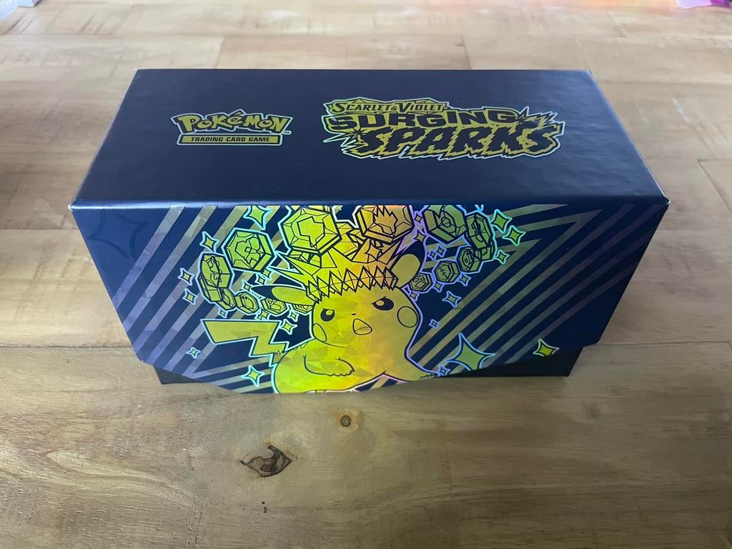 Lege Surging Sparks ETB, Hobby en Vrije tijd, Verzamelkaartspellen | Pokémon, Ophalen of Verzenden, Zo goed als nieuw, Overige typen