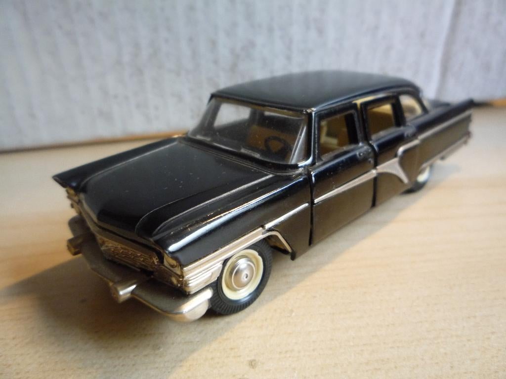 Gaz 13 Chaika Staats limo Novoexport USSR 1:43, Hobby en Vrije tijd, Modelauto's | 1:43, Ophalen of Verzenden, Zo goed als nieuw