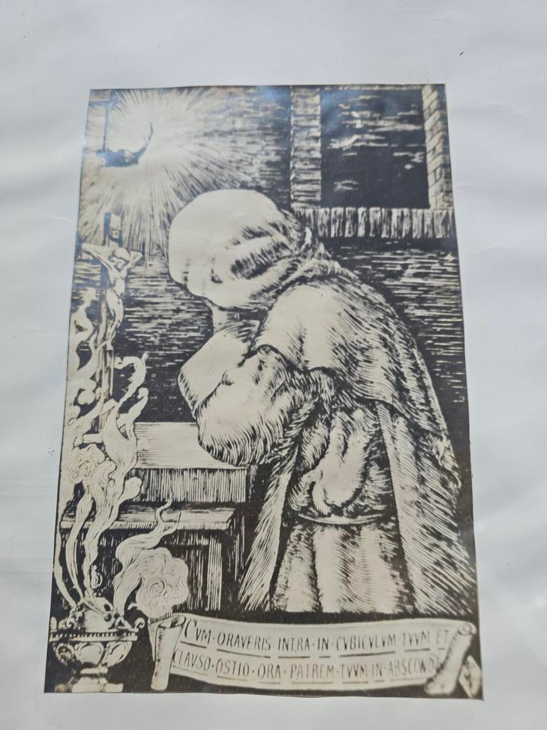 Antieke ets in lijst van een biddende monnik in lijst €15, Ophalen of Verzenden, Ets