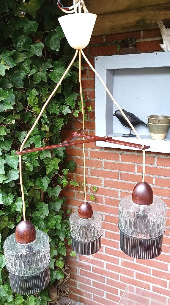Vintage teakhouten hanglamp  met drie kelken (hobbyisten ?), Gebruikt, 50 tot 75 cm, Metaal, Ophalen of Verzenden
