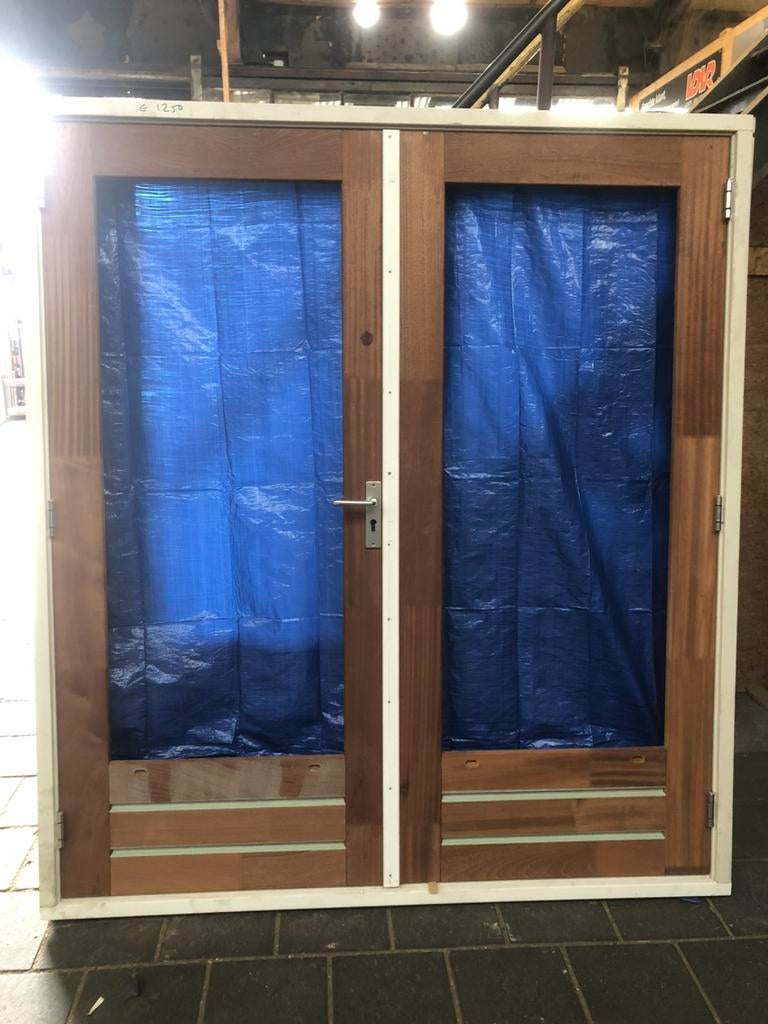 Nieuwe hardhouten deur afgehangen in nieuw kozijn, Ophalen of Verzenden, Nieuw, Hout, Deurkozijn