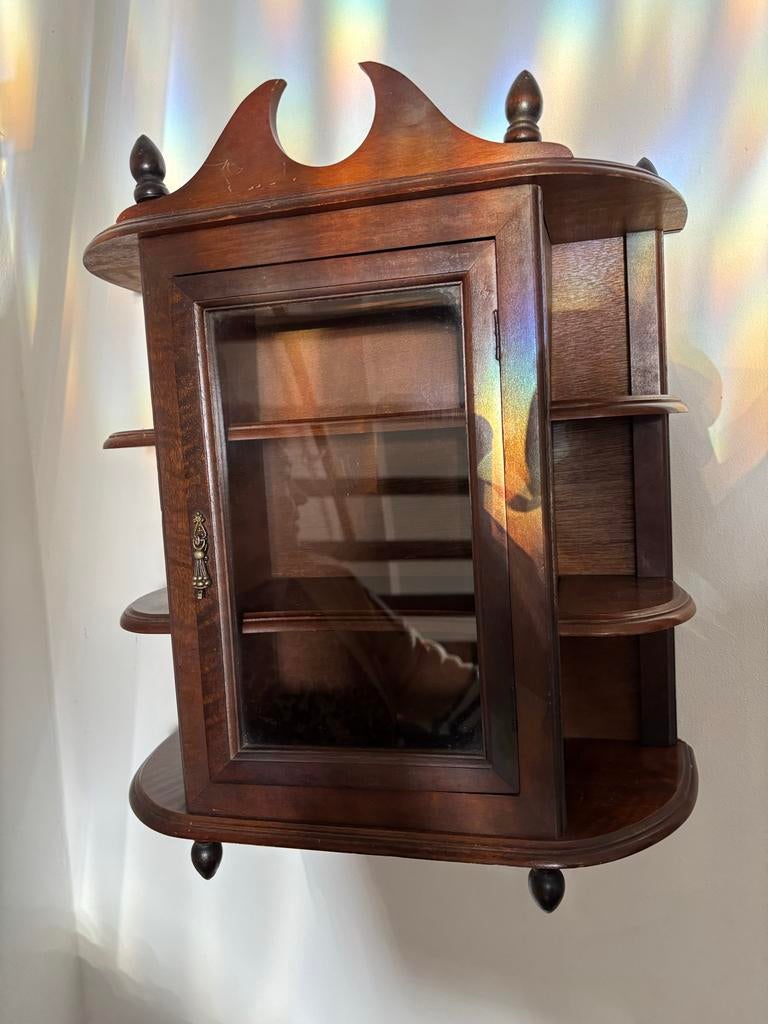 Houten hangkastje antiek, Ophalen