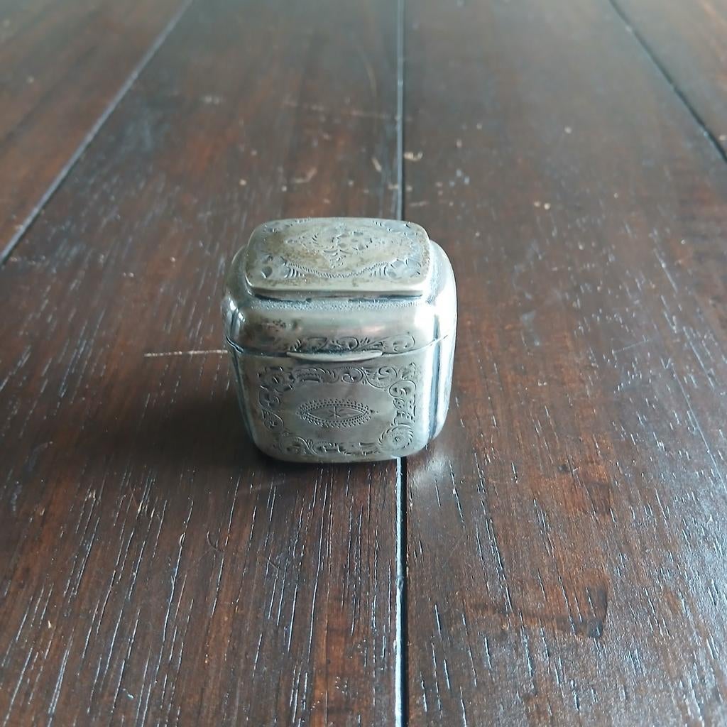 Antiek Zilveren Doosje met Sierlijke Gravures, Ophalen, Zilver