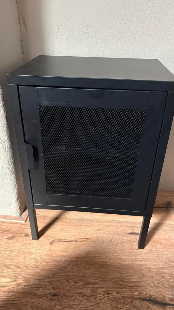 Nachtkastje metaal met deurtje en 2 plankjes, Minder dan 45 cm, Metaal of Aluminium, Zo goed als nieuw, 55 tot 70 cm