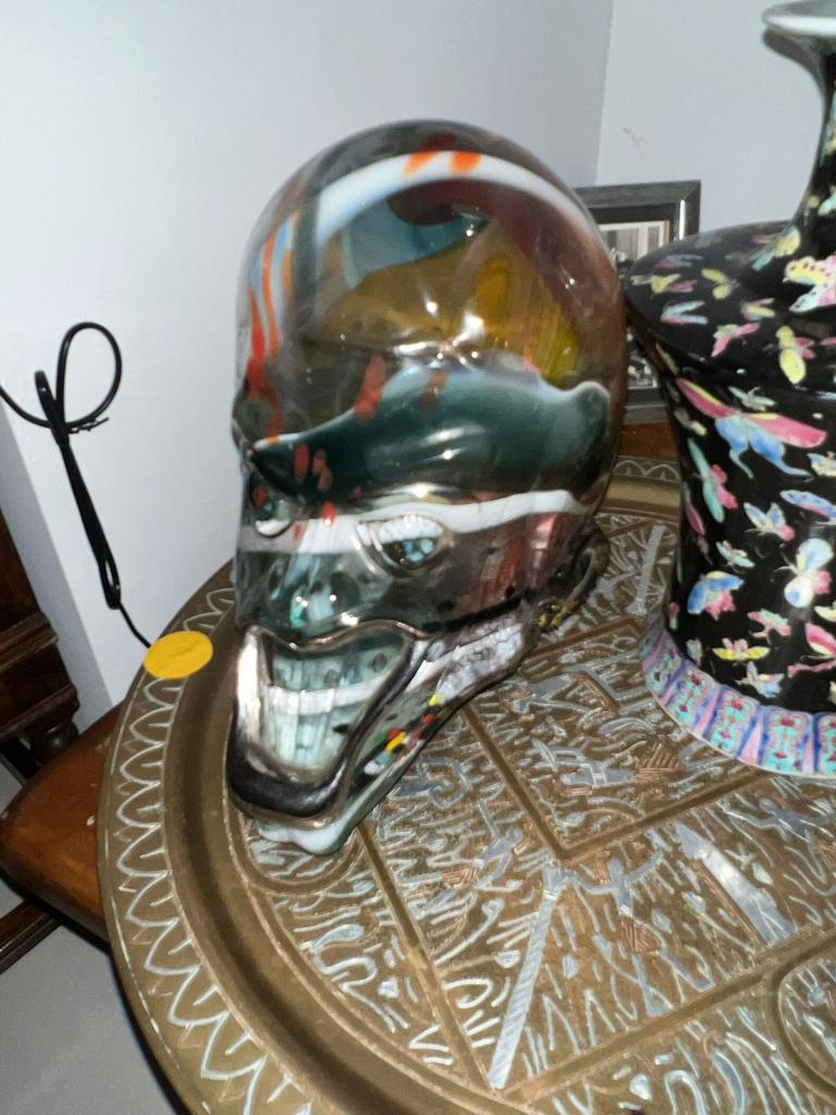 Glazen schedel gekleurd glas met zilveren tand, Ophalen