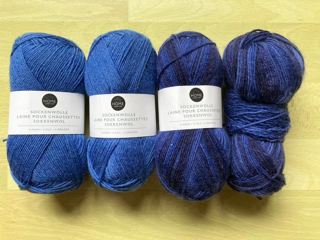 4 bolletjes sokkenwol effen blauw en blauw gemeleerd nieuw, Ophalen of Verzenden, Nieuw, Breien of Haken, Wol of Garen