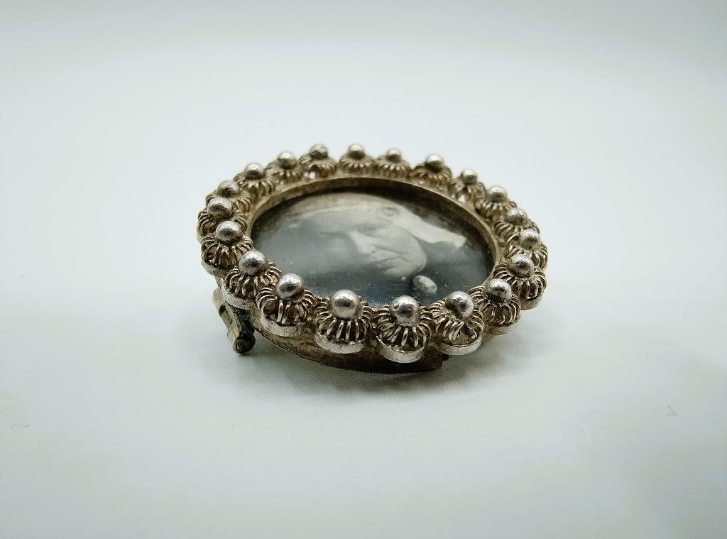 Zilveren broche met Friese dame in klederdracht, Sieraden, Tassen en Uiterlijk, 4 tot 7 cm, Gebruikt, Info@zilverwebsite.nl, Verzenden