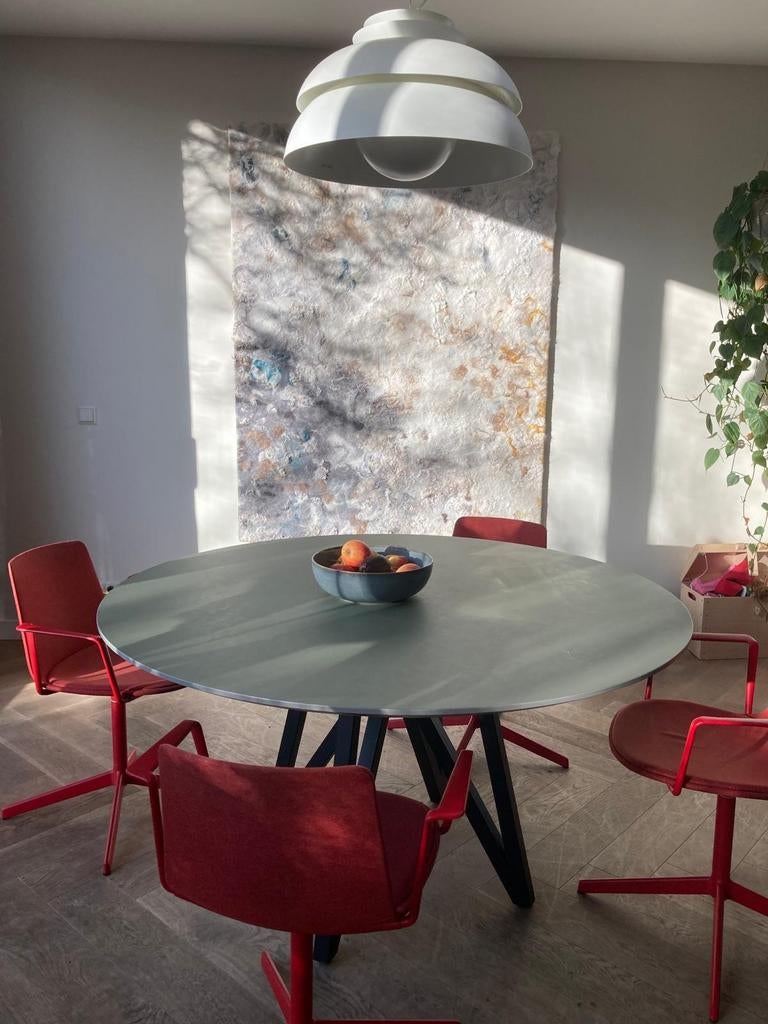 Moderne ronde eettafel met uniek onderstel, Huis en Inrichting, Tafels | Eettafels, Overige materialen, Rond, Zo goed als nieuw