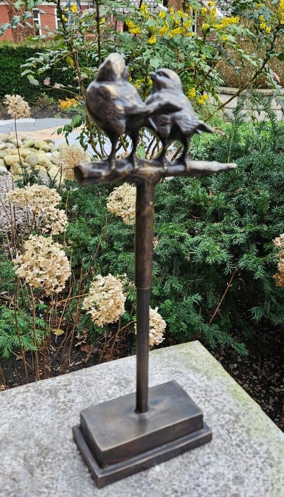 2 VOGELS OP TAK / mussen/ TUINSTEKER / BRONS, Huis en tuin decoratie Marie, Nieuw, Info@huisentuindecoratiemarie.nl, Peize