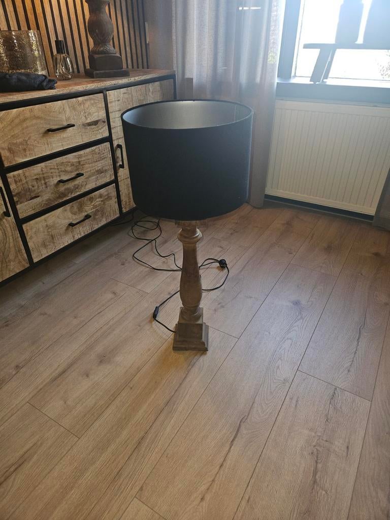 Houten lampenvoet met zwarte velourse lampenkap, Ophalen