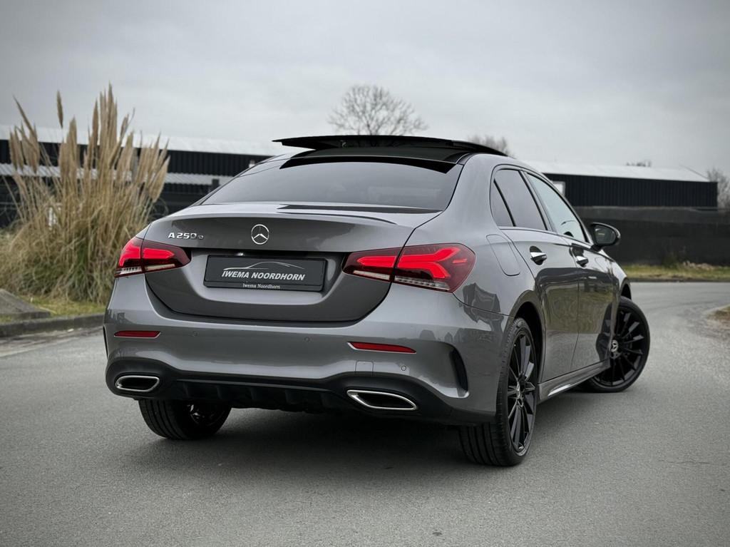 Mercedes A-klasse 250 e AMG Panoramadak|Multibeam|Camera|Sfe, Auto's, Mercedes-Benz, Gebruikt, Euro 6, 4 cilinders, Bedrijf