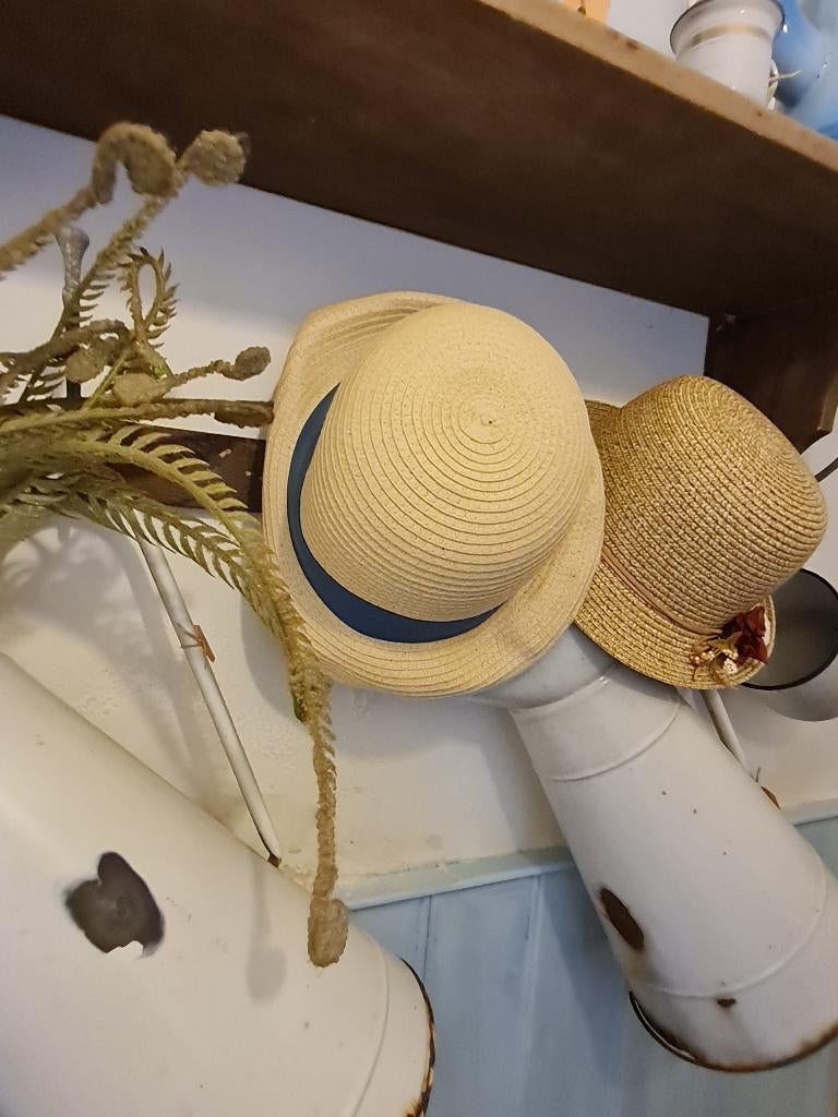 strooien hoedje met blauwe band decoratief, Ophalen of Verzenden