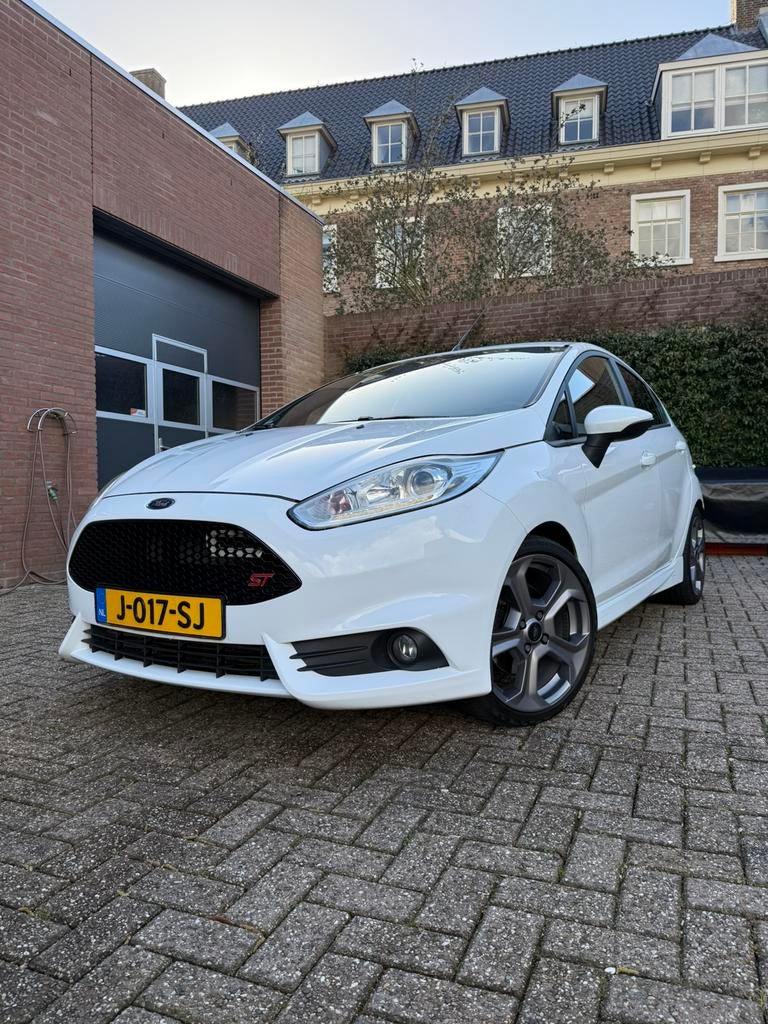 Ford Fiesta ST 1.6 Ecoboost 5D 2017 Wit, Auto's, Voorwielaandrijving, 1596 cc, Zwart, 4 cilinders