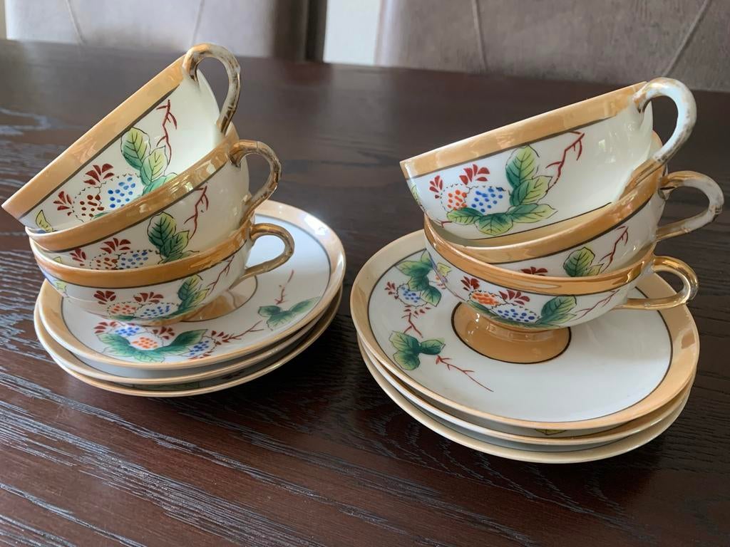 Kop en schotels. Van dun porselein., Ophalen