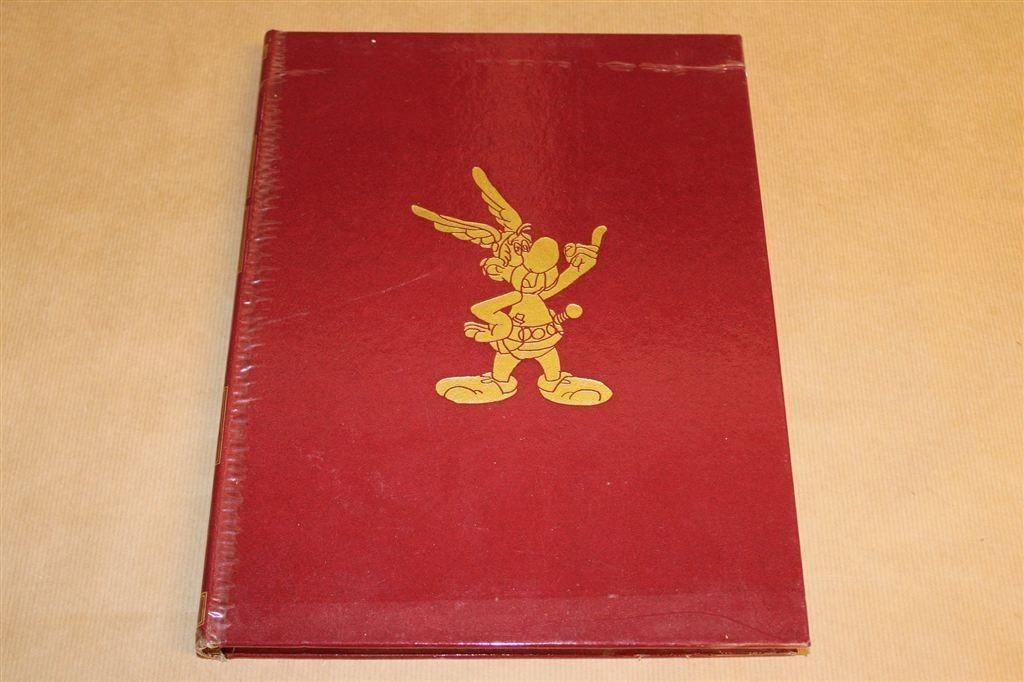 Asterix De Galliër — 4 Klassieke Verhalen In 1 Band, Eén stripboek, Ophalen of Verzenden, Gelezen