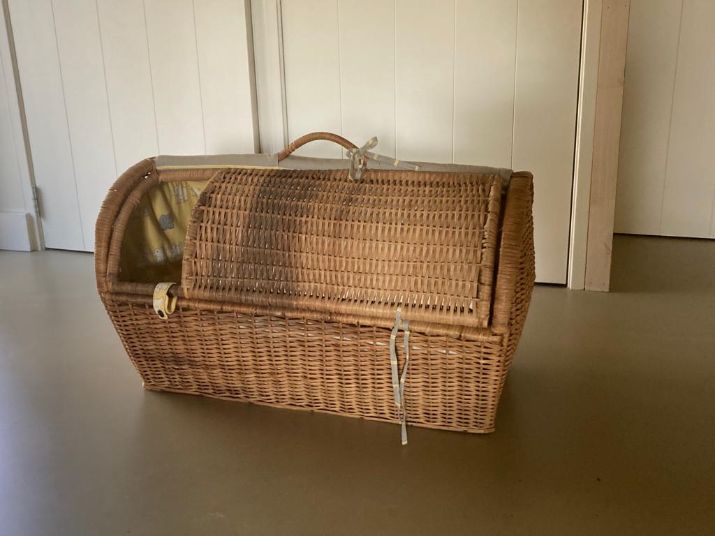 Vintage beklede rieten reismand/wieg, met matras en dekbed, Ophalen, Gebruikt, Minder dan 140 cm, Matras