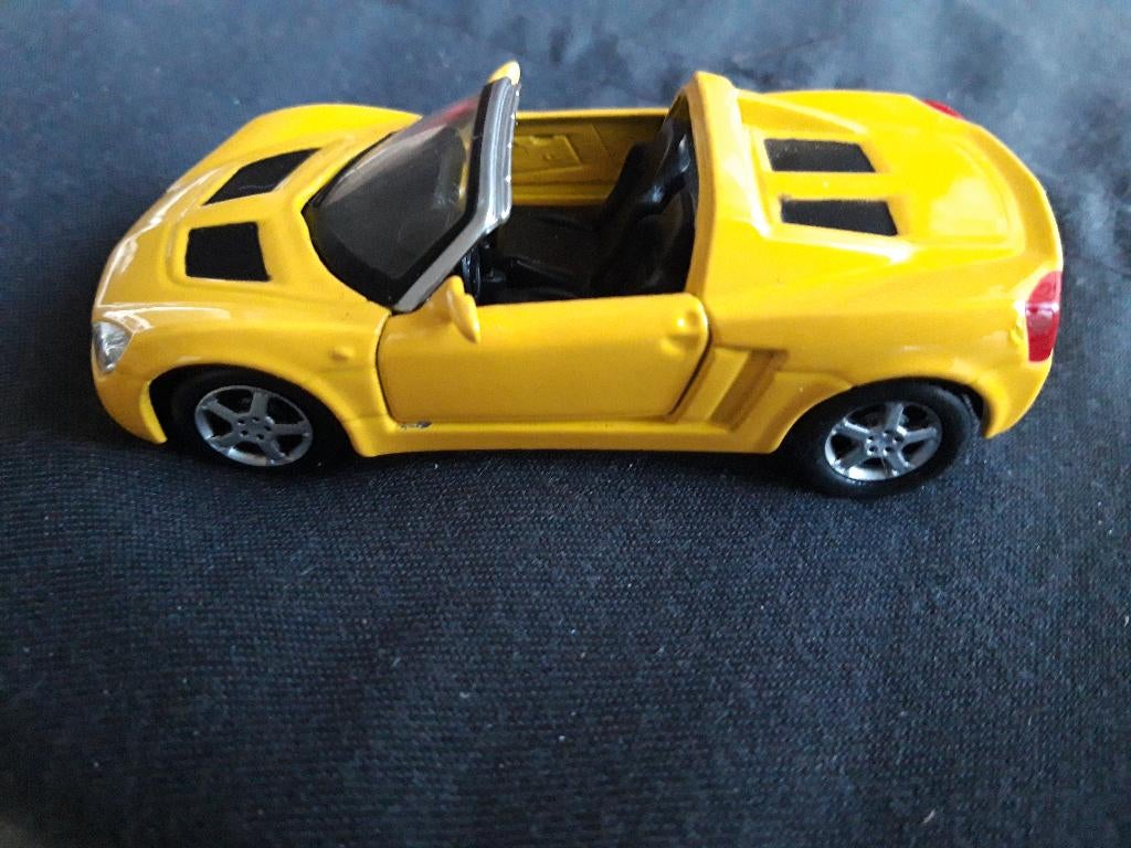 Opel Speedster 2001-2005 geel , schaal 1:35 Maisto, Hobby en Vrije tijd, Modelauto's | Overige schalen, Ophalen of Verzenden, Zo goed als nieuw