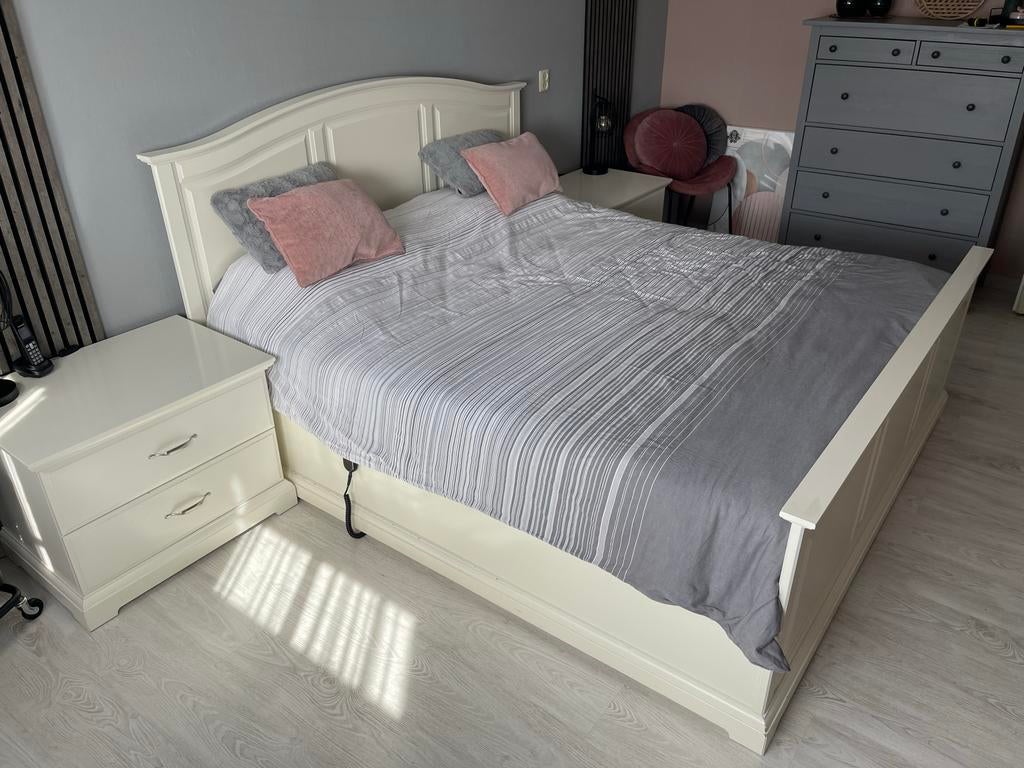 Wit houten bedombouw met 2 nachtkastjes, Huis en Inrichting, Slaapkamer | Bedden, Ophalen, Gebruikt, Wit, Tweepersoons