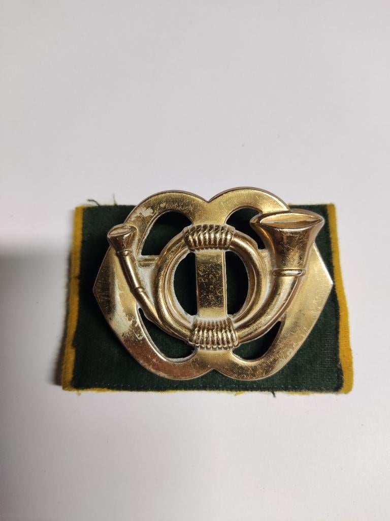 Baretembleem Garde Jagers, dunne voetjed, Verzamelen, Militaria | Algemeen, Ophalen of Verzenden, Landmacht, Nederland, Embleem of Badge