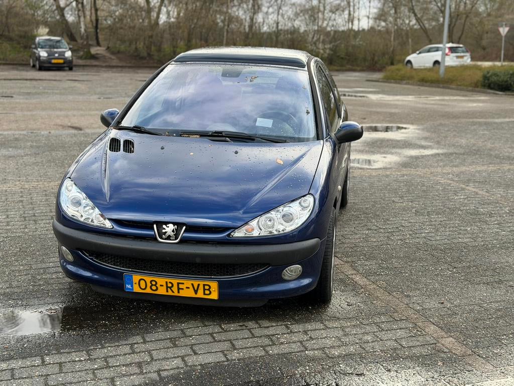 Peugeot 206 1.6 16V XT 3D Automaat 2005 Blauw nw Distributie, Auto's, Peugeot, 1025 kg, 40 €/maand, 4 cilinders, Blauw