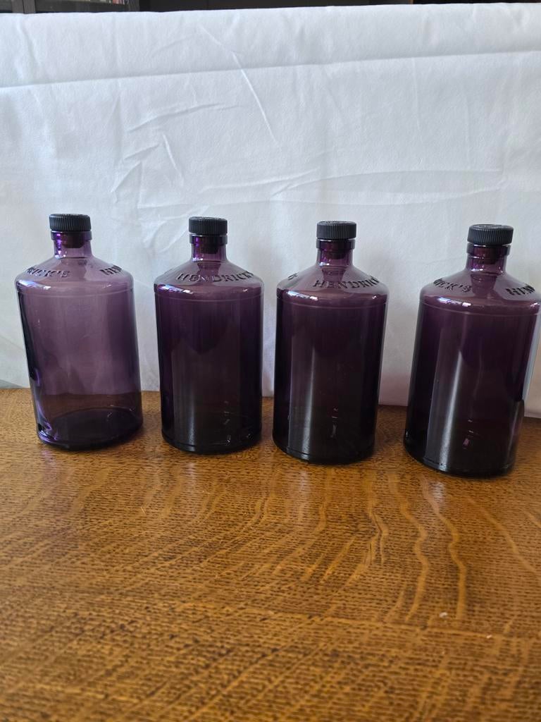 Hendrick's gin flessen paars, Ophalen