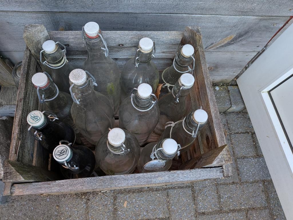 Tuindecoratie oude flessen in krar, Ophalen of Verzenden, Gebruikt