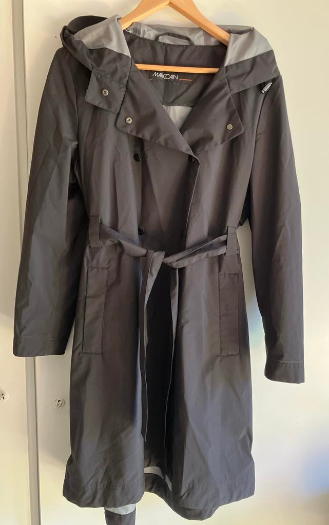 Marc Cain regenjas zwart maat 4 (40/42), Kleding | Dames, Jassen | Zomer, Zo goed als nieuw, Maat 38/40 (M), Zwart, Ophalen of Verzenden