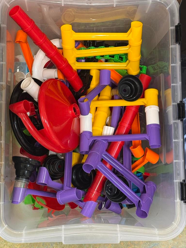 Grote knikkerbaan onderdelen in bak, Ophalen of Verzenden, Gebruikt, Bouwen